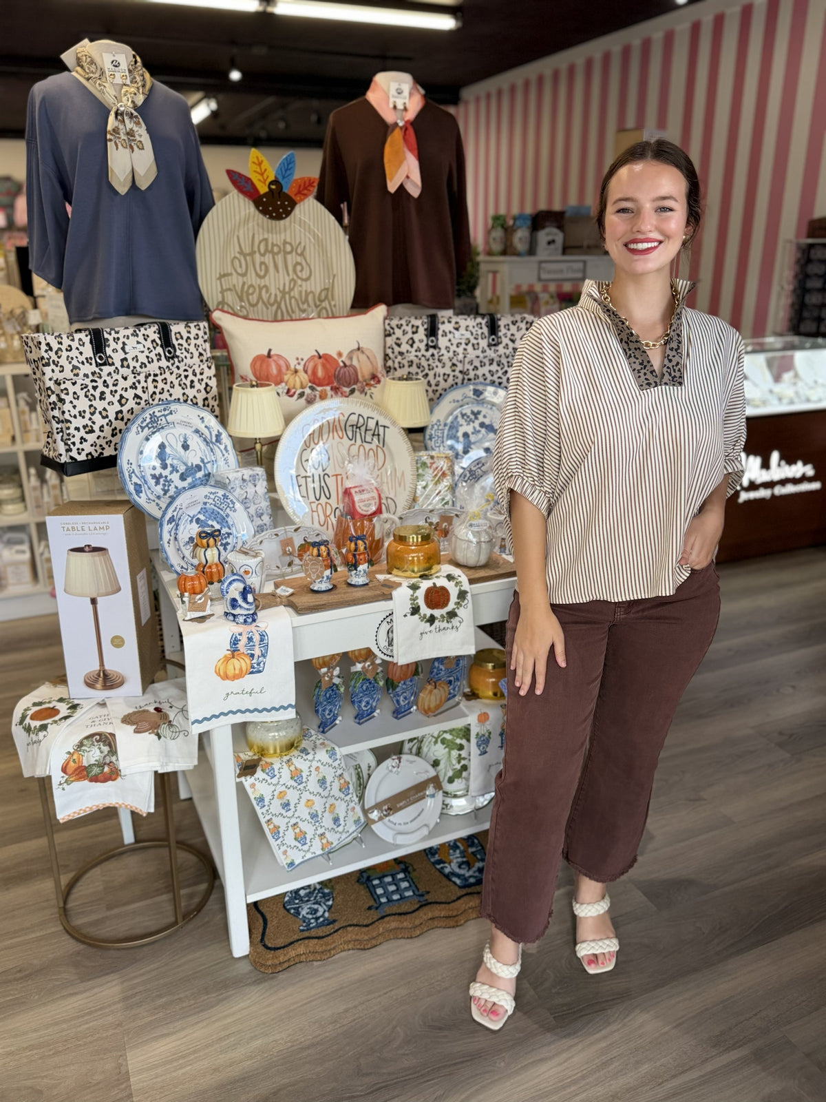 This is a cream and chocolate-brown striped blouse with a relaxed, easy silhouette. It features a V-neckline with a contrasting leopard-print inset and collar detail, adding a fun mixed-print element. The short puff-style sleeves have soft gathering for a feminine touch, while the loose fit gives it an effortless, comfortable feel.