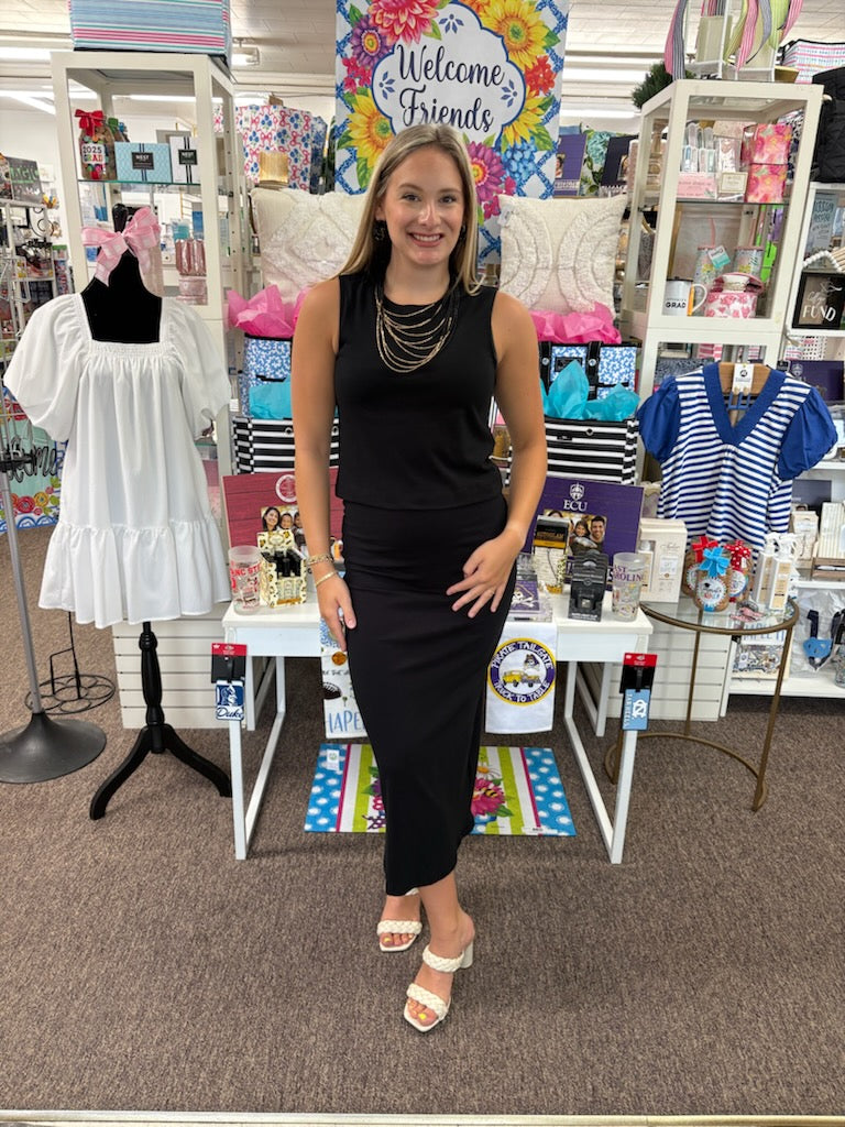 Gail midi skirt with an elastic waistband in color black.