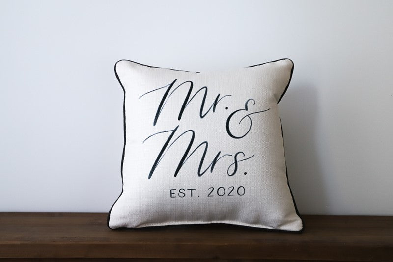 Mr Mrs Pillow Est 2023 2024   Mn2 000168 A23f00d0 D1ad 4bad A82b Deed96e8bdf6 